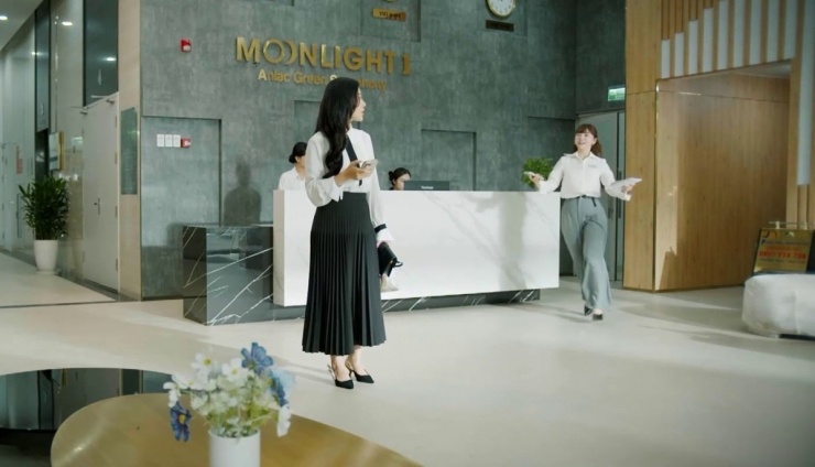 Cô phối túi xách cùng những mẫu trang phục công sở thanh lịch, thể hiện hình ảnh trang nhã.