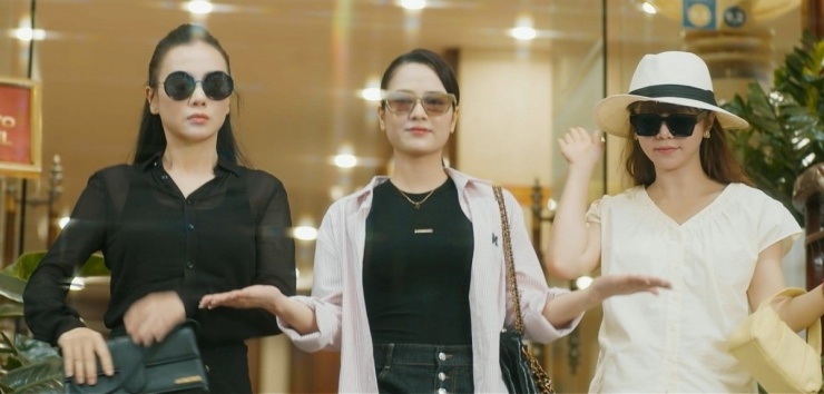 Trong phim, mẫu Jacquemus Le Grand Bambino được Phương Oanh tích cực sử dụng.