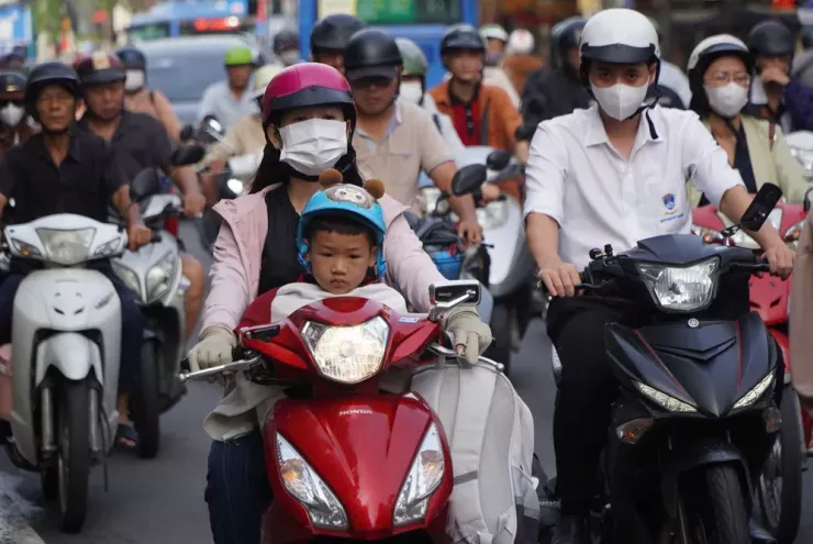 Việc tan học quá sớm gây khó khăn cho phụ huynh trong việc đưa đón con. Ảnh: CP