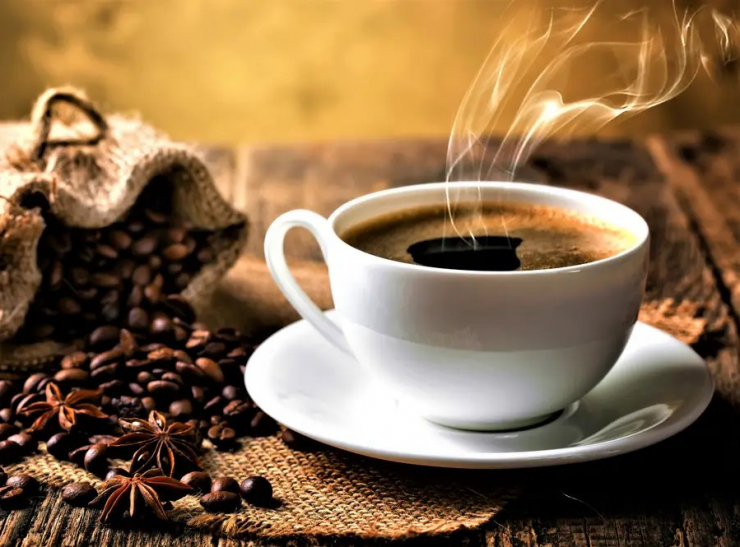 Caffeine là chất kích thích thần kinh trung ương, giúp tỉnh táo tạm thời, nhưng nếu sử dụng quá muộn trong ngày sẽ gây khó ngủ. Cơ chế hoạt động của caffeine là ức chế adenosine – một chất dẫn truyền thần kinh có tác dụng giúp thư giãn não bộ. Cà phê, các loại trà (trà xanh, trà đen), nước tăng lực, socola đen… là những loại thực phẩm có hàm lượng caffein cao. Ảnh minh họa: Internet