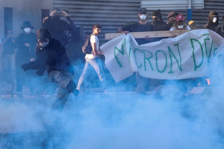 Người biểu tình ở Montpellier phản ứng khi cảnh sát xịt hơi cay. (Ảnh: Reuters)