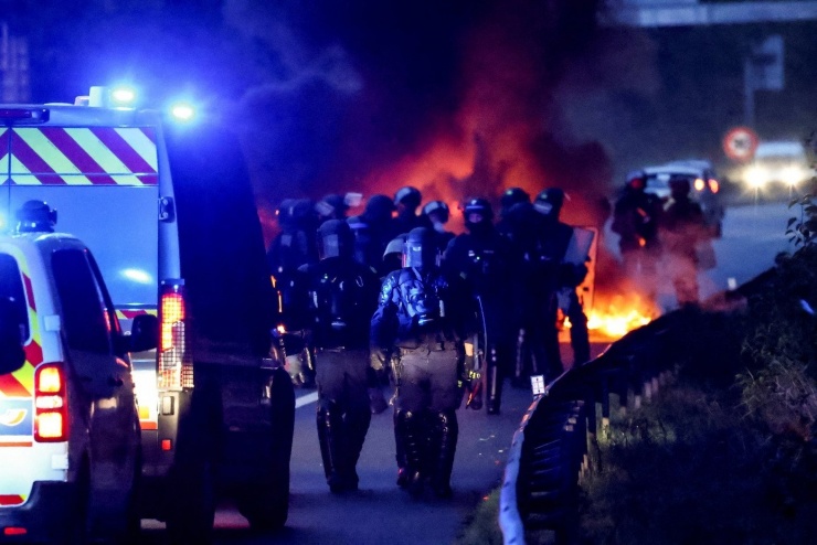 Người biểu tình đốt lốp xe ở Nantes. (Ảnh: Reuters)