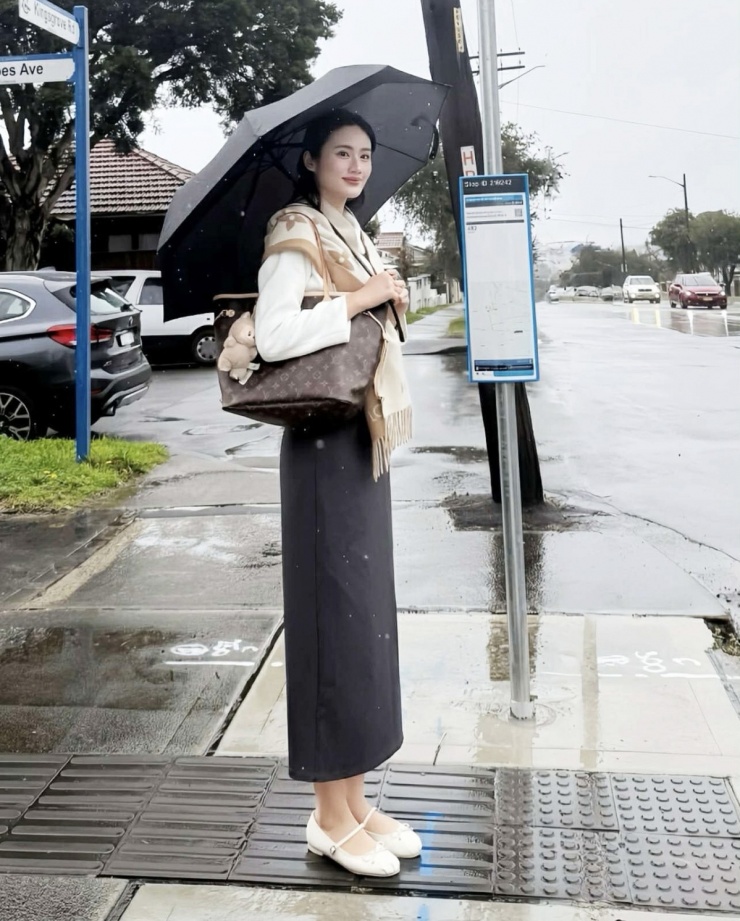 Ý Nhi trên đường phố Sydney cuối tháng 8 với chân váy ống, khăn và túi Louis Vuitton lần lượt có giá hơn 26 triệu đồng và hơn 54 triệu đồng.