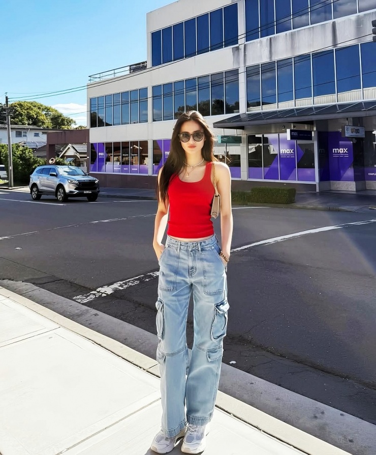 Một lần, cô đổi sang phong cách phóng khoáng với quần cargo, áo ba lỗ, túi Saint Laurent. Cách mặc này của người đẹp nhận được nhiều lời khen từ khán giả. Đa số nhận xét kiểu phối giúp cô trông hiện đại và sang hơn.