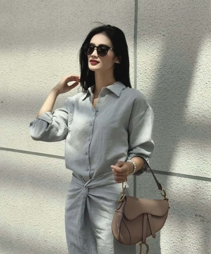 Ý Nhi theo đuổi phong cách đường phố đơn giản và nữ tính. Cô thường xuyên chọn trang phục đơn sắc, gam màu trung tính, nhấn bằng trang sức của Vivienne Westwood. Ngoài túi Louis Vuitton, cô còn thường dùng thiết kế của Dior, Saint Laurent.