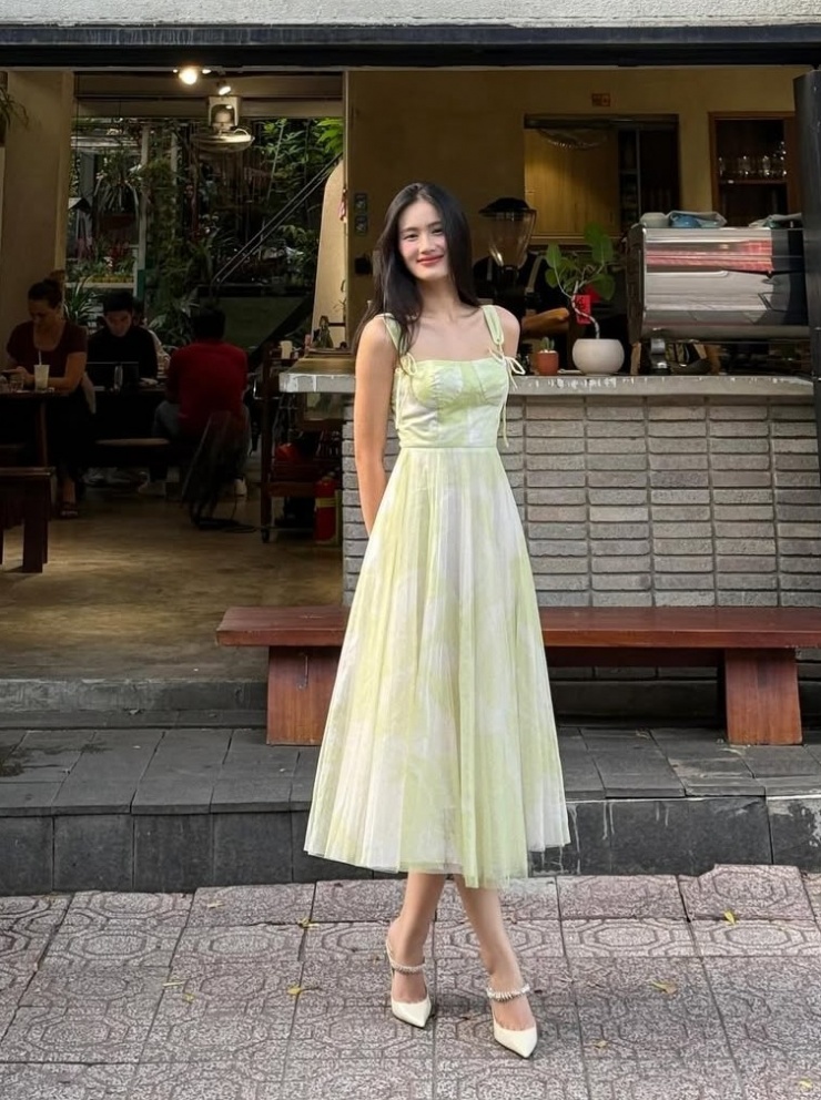Hoa hậu ưu ái váy áo hai dây chất liệu voan mỏng vào mùa hè. Cô cho biết không quá quan tâm đến các mốt thời trang, chỉ chọn đồ theo sở thích, không cầu kỳ về chất liệu hay thương hiệu.