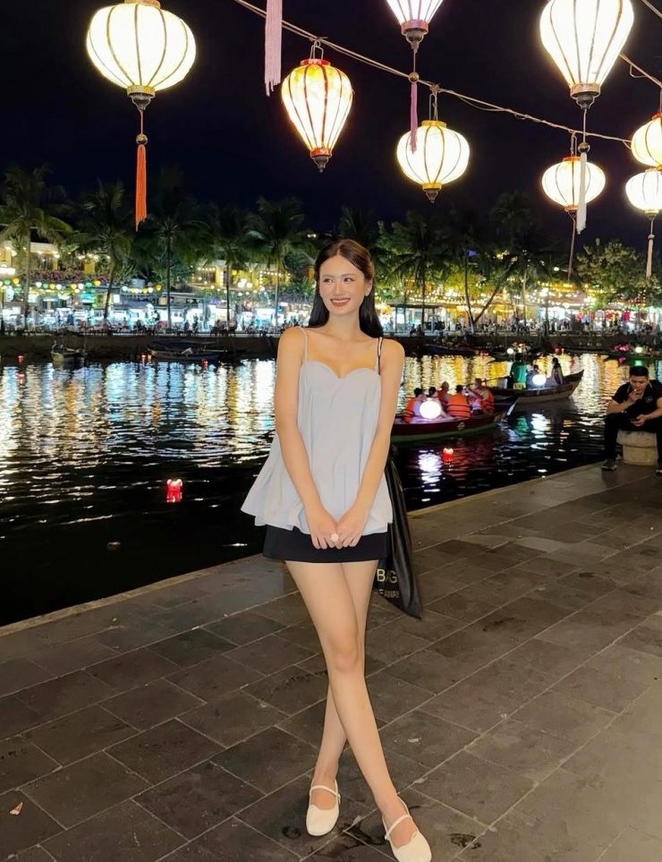 Người đẹp khoe chân trong áo hai dây dáng babydoll và giày Mary Jane khi đi dạo Hội An buổi tối.