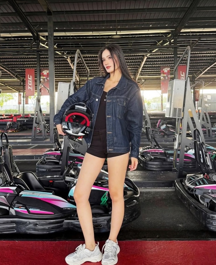 Áo khoác denim và quần shorts giúp cô thể hiện sự năng động.