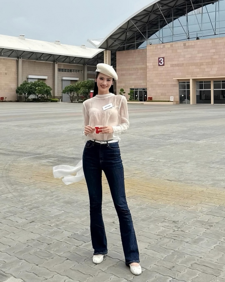 Hoa hậu tên đầy đủ Huỳnh Trần Ý Nhi, 23 tuổi, quê Bình Định. Cô đang là sinh viên của Đại học Quốc tế, Đại học Quốc gia TP HCM, đồng thời theo chương trình liên kết 2+2 ngành Quản trị Kinh doanh giữa Đại học Quốc tế và Đại học Sydney tại Australia. Hồi tháng 5, cô thi Miss World ở Ấn Độ và vào top 40 chung cuộc.