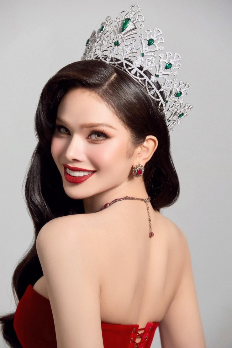 Cô thích phong cách trang điểm sắc sảo, nhấn vào mắt, sử dụng son đỏ.