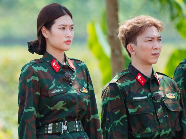 Ca sĩ Tăng Phúc bị nhắc nhở vì để tóc vàng vào quân ngũ. Ảnh: NSX