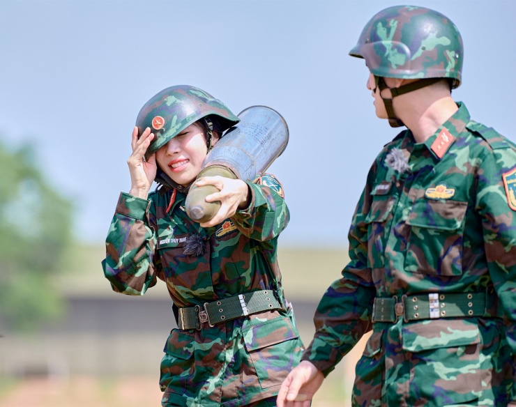 Trang Pháp gây chú ý khi vác viên đạn 30kg. Ảnh: NSX