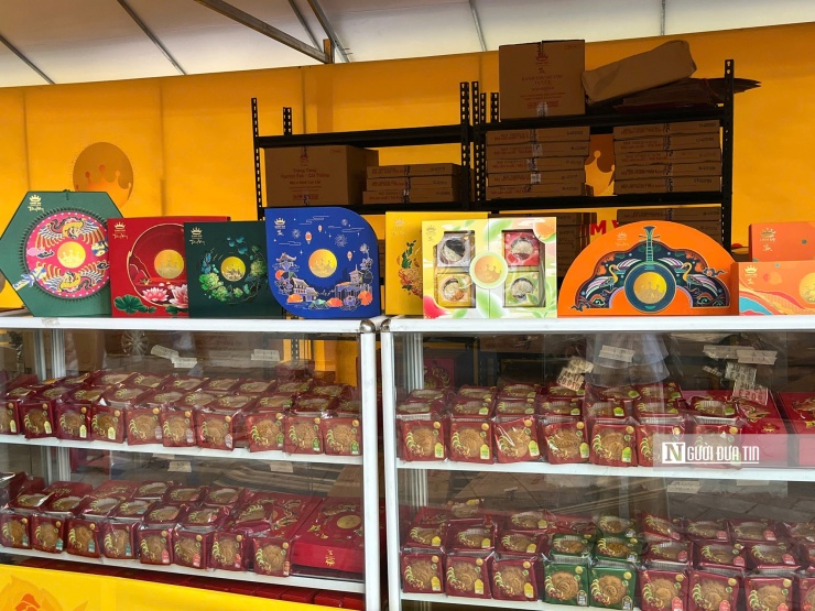 Mùa Trung thu năm nay, hương vị quen thuộc của bánh nướng, bánh dẻo vẫn vẹn nguyên với thập cẩm, đậu xanh, hạt sen những dư vị gắn bó với bao thế hệ. Nhưng bên cạnh nét truyền thống, các thương hiệu lại khéo léo dệt thêm hơi thở thời đại qua những dòng bánh cao cấp: nhân vi cá, tôm hùm, sò điệp sốt X.O hay cua bát bửu.