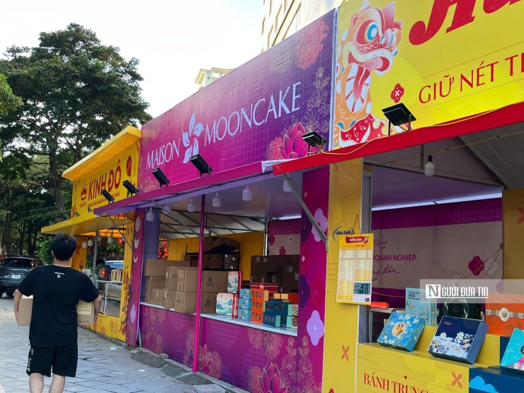 Theo ghi nhận của phóng viên Người Đưa Tin, những ngày gần đây, Hà Nội như khoác thêm tấm áo Trung thu mới. Từ phố lớn đến ngõ nhỏ, từ siêu thị, trung tâm thương mại đến các gian hàng trực tuyến, quầy bánh Trung thu đã phủ dày sắc đỏ vàng rực rỡ. Những thương hiệu quen thuộc như Kinh Đô, Hữu Nghị, Bảo Ngọc, Madame Hương, MaiSon… hiện diện khắp nơi, góp phần tạo nên bản hòa âm rộn rã, thắp lên không khí mùa trăng ngay từ đầu vụ.