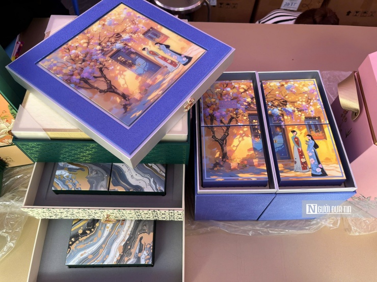 Không chỉ dừng ở hương vị, mùa trăng 2025 còn khoác lên chiếc áo mới đầy tinh tế, những hộp bánh sang trọng, sáng tạo, kể những câu chuyện ý nghĩa về tình thân, sự đoàn viên, khiến mỗi chiếc bánh không chỉ là món quà ẩm thực, mà còn là lời tri ân gửi gắm đến người thân yêu.