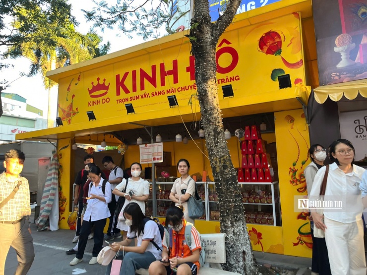 Kinh Đô tiếp tục khẳng định vị thế dẫn đầu thị trường khi ra mắt bộ sưu tập đa dạng: từ Trăng Vàng sang trọng, bánh tuyết, Lava hiện đại cho tới dòng bánh ăn kiêng. ăn chay đáp ứng nhu cầu sức khỏe. Mức giá trải rộng, từ chiếc bánh lẻ 60.000 đồng đến hộp quà Black&Gold cao cấp trị, mang đến lựa chọn cho mọi phân khúc khách hàng.