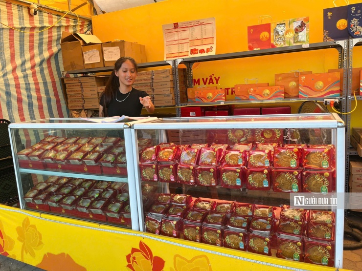 Ngoài dòng sản phẩm cao cấp, Kinh Đô năm nay cũng tập trung mạnh vào phân khúc bánh lẻ và các hộp quà tầm trung, phù hợp với nhu cầu đa dạng của khách hàng. Những chiếc bánh thập cẩm, đậu xanh, hạt sen… giá chỉ từ vài chục nghìn đồng được bày bán phổ biến tại các ki-ốt, siêu thị, cửa hàng tiện lợi, phục vụ người tiêu dùng muốn mua nhanh, thưởng thức gọn nhẹ hoặc làm quà biếu giản dị.