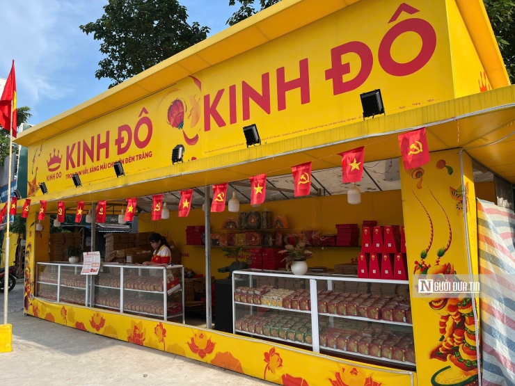 Chị Lại Thị Thanh Thảo, nhân viên bán hàng bánh Trung thu Kinh Đô tại một ki-ốt trên phố Tân Mai chia sẻ: “Mới vào vụ khách hàng chủ yếu tìm mua bánh lẻ để thưởng thức hàng ngày, chứ chưa vội sắm hộp quà. Trong đó, dòng Lava Choco tan chảy đang được nhiều bạn trẻ quan tâm bởi hương vị mới lạ, ngọt ngào và hiện đại. Hiện tại, lượng khách vẫn còn thưa do mới đầu mùa, nhưng chúng tôi hy vọng bước sang tháng Tám âm lịch, không khí sẽ nhộn nhịp hơn, khi nhu cầu biếu tặng và thưởng thức bánh Trung thu lên cao.”
