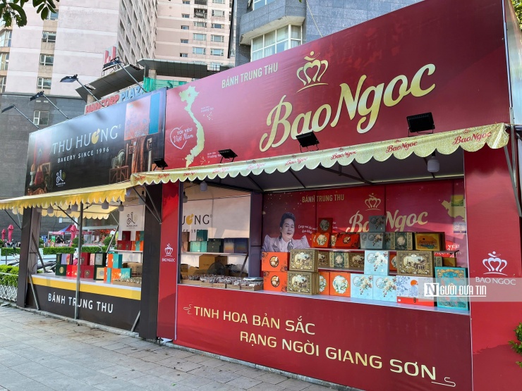 Không chỉ Kinh Đô, những thương hiệu quen thuộc như Madame Hương, Bảo Ngọc,... cũng đã nhanh chóng nhập cuộc, tung ra các bộ quà tặng được thiết kế tinh tế, mức giá dao động từ 500.000 – 800.000 đồng/hộp. Sự đa dạng về mẫu mã và giá thành giúp sản phẩm dễ dàng tiếp cận cả khách lẻ mua dùng, lẫn doanh nghiệp chọn làm quà biếu tặng đối tác, nhân viên trong mùa trăng năm nay.