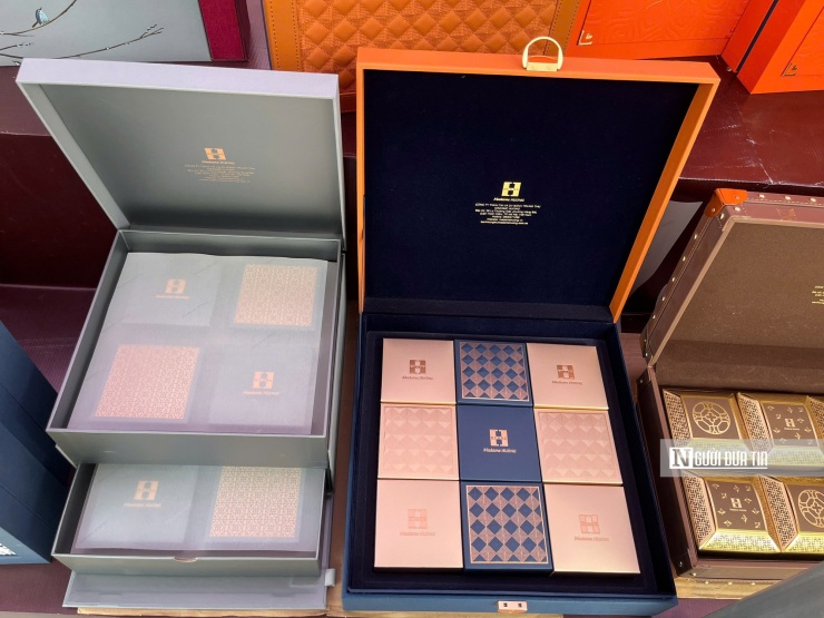 Anh Khánh Duy - Cửa hàng trưởng Madame Hương tại phố Trần Thái Tông chia sẻ: “Hiện tại mới qua nửa đầu tháng Bảy âm lịch nhưng thị trường bánh Trung thu đã khá nhộn nhịp. Năm nay các hãng cạnh tranh quyết liệt, đa dạng về mẫu mã, đặc biệt tập trung vào phân khúc cao cấp với những hộp quà được gia công tinh xảo, hướng đến từng nhóm khách hàng riêng. Với khách hàng truyền thống sẽ có dòng sản phẩm quen thuộc, còn nhóm khách cao cấp cần sự trang trọng, mang hơi hướng ‘Tây hóa’ thì lại có mẫu mã khác biệt."