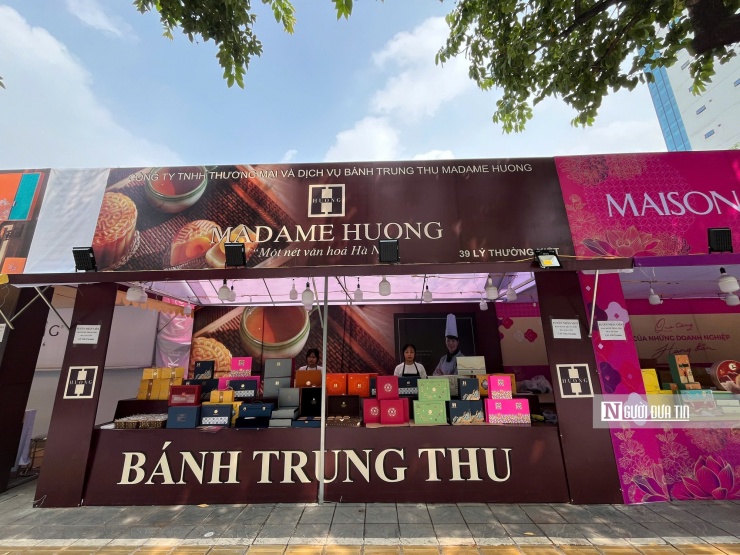 Madame Hương năm nay định vị rõ phân khúc khách hàng cao cấp, tập trung vào các hộp quà biếu được thiết kế sang trọng, mẫu mã đa dạng, chú trọng tính thẩm mỹ và sự tinh tế trong từng chi tiết. Không chỉ là bánh Trung thu, sản phẩm của Madame Hương được doanh nghiệp và khách hàng cá nhân lựa chọn như một món quà thể hiện sự trân trọng và đẳng cấp trong mùa trăng.