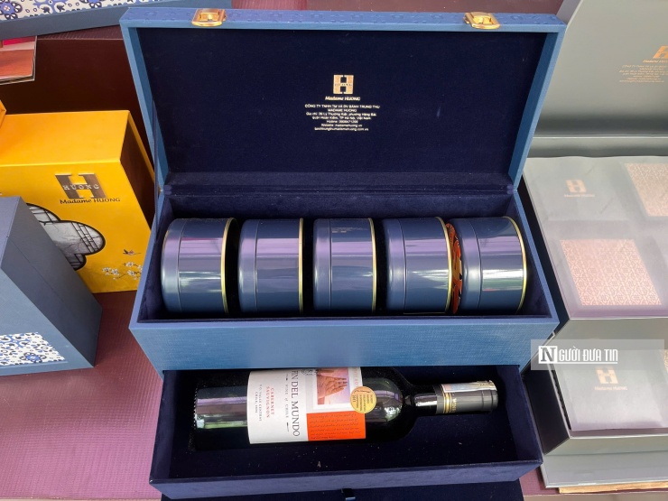 "Điểm đáng chú ý là khách hàng nội địa dần quan tâm hơn đến hương vị mới mẻ thay vì chỉ gắn bó với truyền thống như đậu xanh hay thập cẩm. Minh chứng rõ nhất là năm nay, các dòng bánh lẻ hương vị cốm, sữa dừa, trà xanh bán khá chạy. Tôi tin rằng bước sang tháng Tám âm lịch, sức mua sẽ còn sôi động hơn nữa.” Anh Duy chia sẻ thêm.