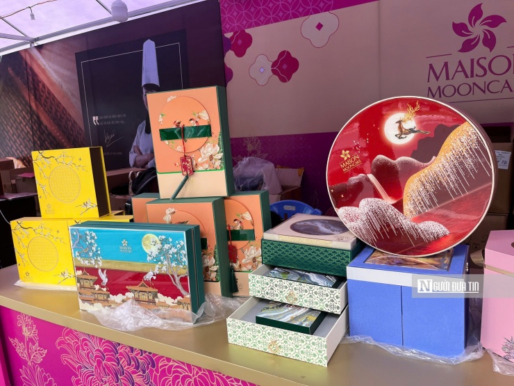 MaiSon với những bộ sưu tập mang đậm hơi hướng Trung Hoa, từ hoa văn, sắc màu đến kiểu dáng hộp. Dòng cao cấp của hãng có giá dao động từ 800.000 – 900.000 đồng/hộp, hướng đến nhóm khách hàng tìm kiếm sự sang trọng, khác biệt trong quà biếu.