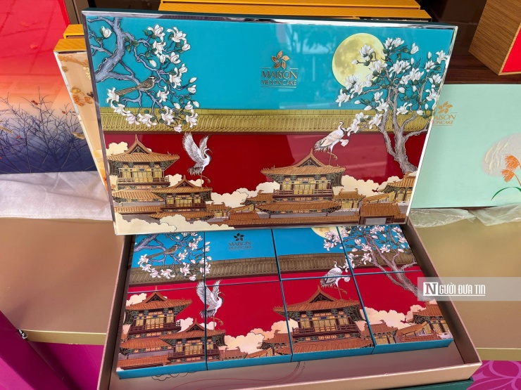 Chị Nguyễn Thu Hương (phường Cầu Giấy, Hà Nội) chia sẻ:“Trung thu bây giờ không chỉ là mua bánh để ăn trong gia đình mà còn là dịp để gửi gắm tình cảm qua những hộp quà biếu. Tôi thường chọn dòng cao cấp, mẫu mã sang trọng để tặng đối tác, còn với người thân thì vẫn ưu tiên hương vị truyền thống. Năm nay thấy nhiều thương hiệu đầu tư thiết kế đẹp, tinh tế hơn hẳn, thành ra việc chọn quà cũng dễ gây ấn tượng hơn.”