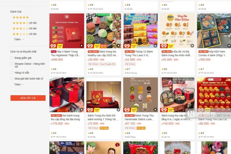 Nếu như trước kia, phần lớn khách hàng tìm mua bánh Trung thu tại các quầy hàng truyền thống, thì nay kênh trực tuyến đang trở thành lựa chọn ưa thích, đặc biệt với giới trẻ thành thị. Chỉ với vài thao tác trên Shopee, TikTok Shop hay các nền tảng thương mại điện tử, người mua dễ dàng chọn lựa hàng chục mẫu bánh từ bình dân đến cao cấp, kèm dịch vụ giao tận nơi. Thậm chí, nhiều thương hiệu còn bắt tay cùng KOLs, KOCs tổ chức livestream giới thiệu sản phẩm, tung mã giảm giá, tạo nên “cơn sốt” săn bánh online trong mùa trăng 2025.