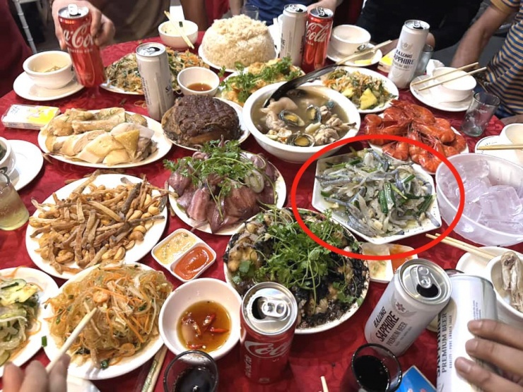 Mâm cỗ cưới ở Ba Chẽ được nhận xét thịnh soạn, có nhiều món hải sản độc lạ, tươi ngon như sá sùng, giun xào... Ảnh: Kim Dung