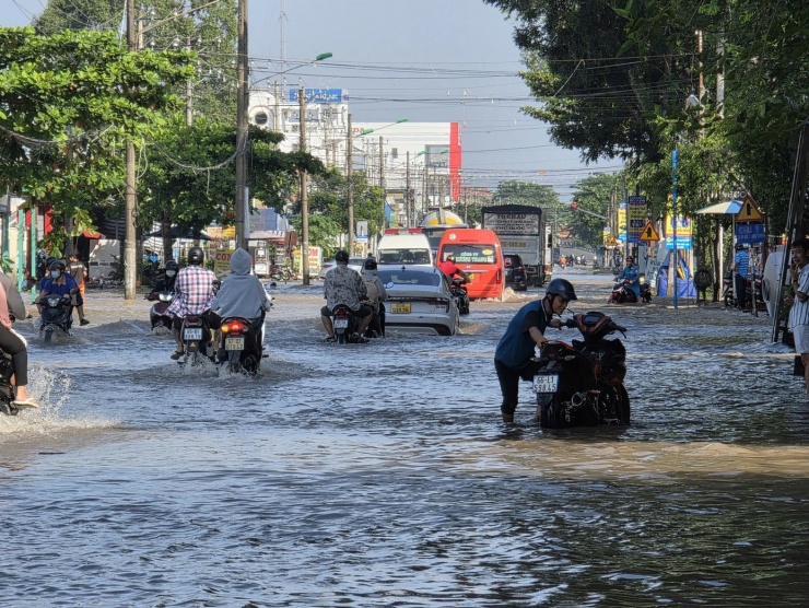 Bến Ninh Kiều lại chìm trong nước triều - 9