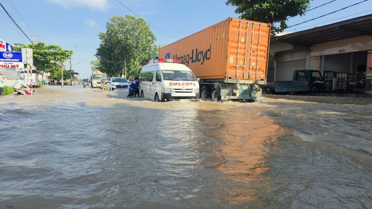 Một xe cứu thương gặp sự cố trên đường Cách Mạng Tháng Tám, phường Bình Thủy.