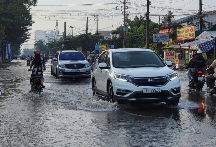 Trước đó, vào chiều 10/9, các tuyến đường như Cách Mạng Tháng Tám, Bùi Hữu Nghĩa đoạn qua phường Bình Thủy cũng bị ngập do triều cường.