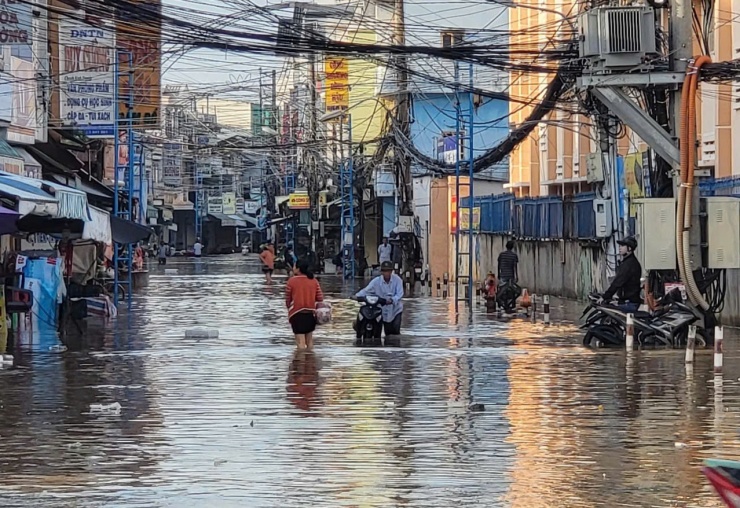 Lội nước trên đường Bùi Hữu Nghĩa đoạn vào chợ Bình Thủy chiều 10/9.