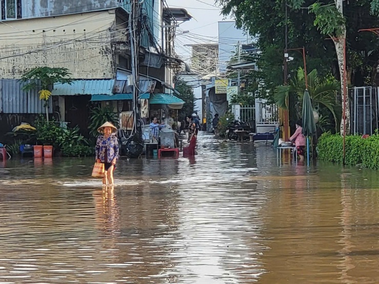 Bến Ninh Kiều lại chìm trong nước triều - 16