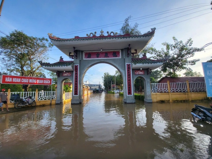 Bến Ninh Kiều lại chìm trong nước triều - 14