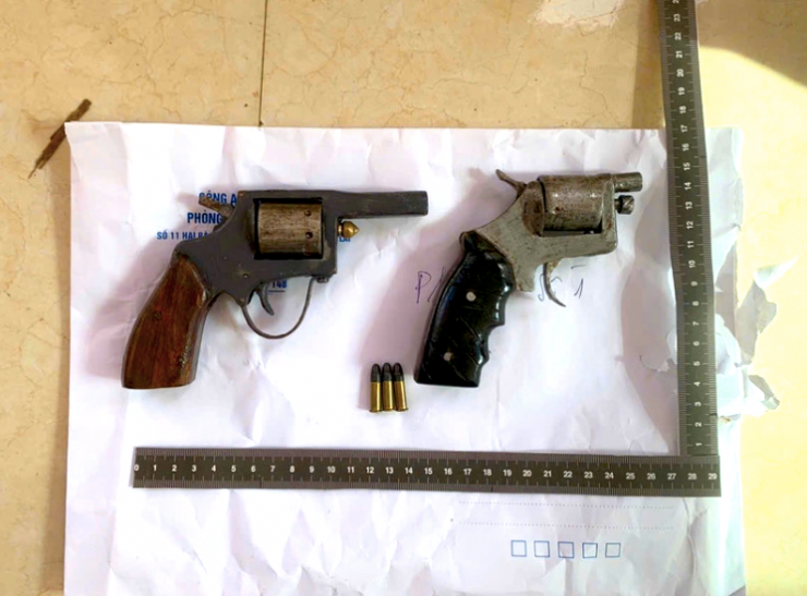 2 khẩu súng trong vụ án.
