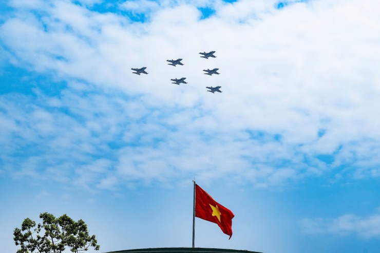 Biên đội Yak-130 bay qua quảng trường Ba Đình trong ngày tổng duyệt 30/8. Ảnh: Giang Huy