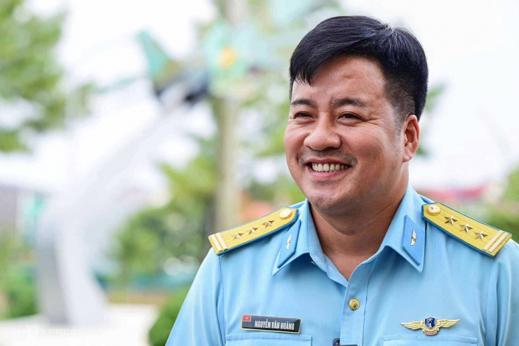 Thượng tá Nguyễn Văn Hoàng, Phó chính ủy Trung đoàn Trực thăng 916, Sư đoàn Không quân 371. Ảnh: Giang Huy