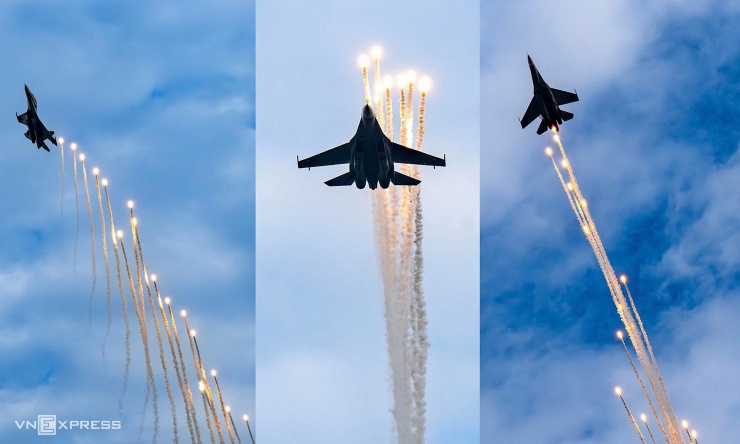 Su-30MK2 thả bẫy nhiệt trên bầu trời Ba Đình ngày tổng duyệt. Ảnh: Giang Huy