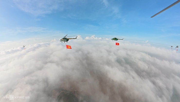 Trực thăng bay xuyên mây về lễ đài Ba Đình ngày 2/9. Ảnh: Trung đoàn 916