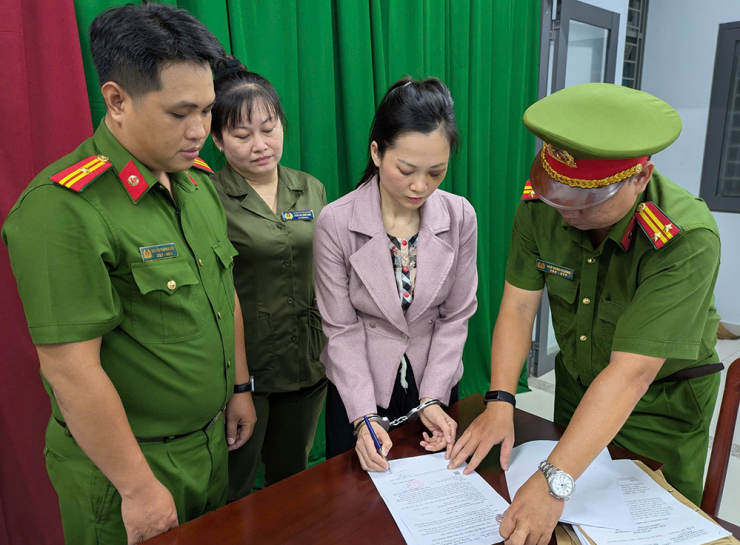 Công an thi hành lệnh bắt khẩn cấp đối với bà Nguyễn Thị Tuyết Chinh. Ảnh: CA