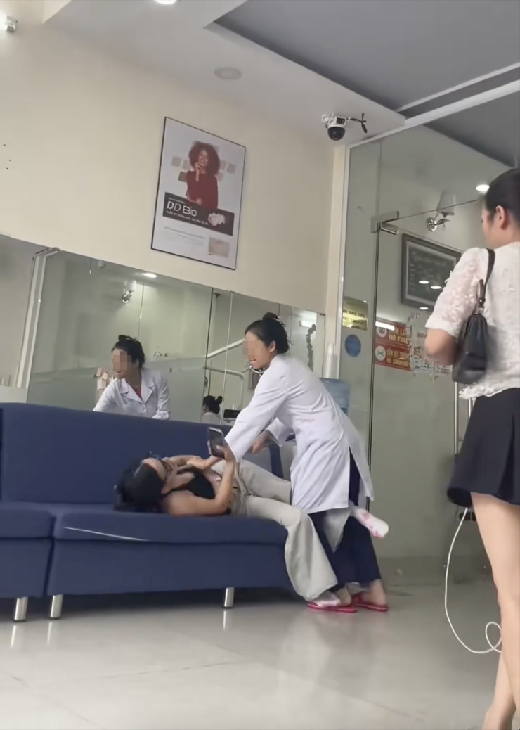 Sự việc chủ phòng khám nha khoa Tuyết Chinh hành hung khách hàng, được chia sẻ lên mạng xã hội khiến nhiều người bức xúc. Ảnh: Cắt từ clip