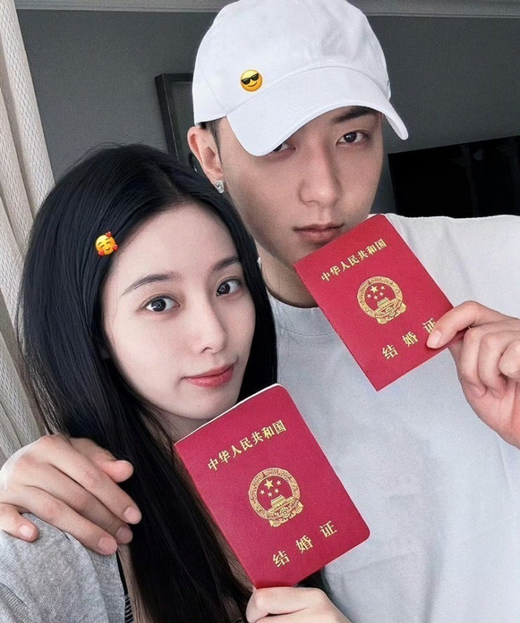 Cặp đôi "chủ tịch - nàng thơ" đã đăng ký kết hôn từ cuối năm 2024. (Ảnh: Weibo).