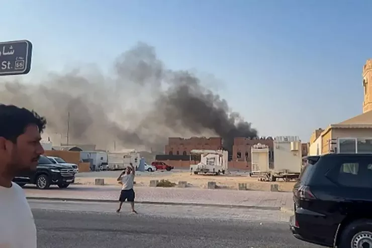 Khói bốc lên sau các vụ nổ ở thủ đô Doha (Qatar) ngày 9-9. Ảnh: AFP