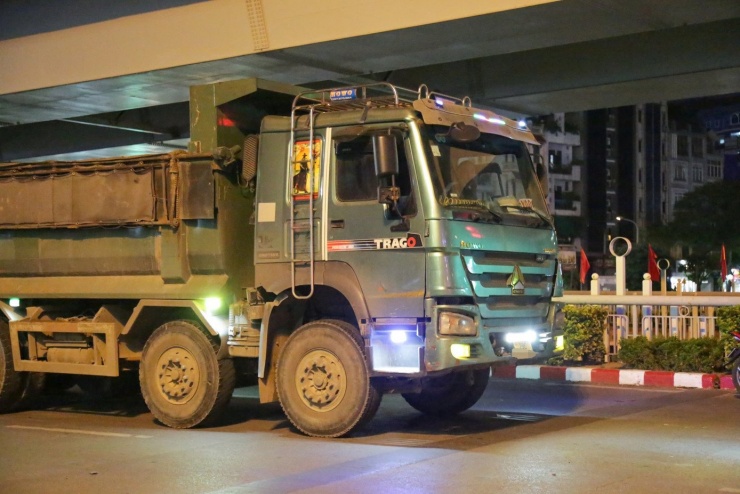 Xe "hổ vồ" độ đèn chiếu sáng xung quanh xe gây chói mắt người đi đường.