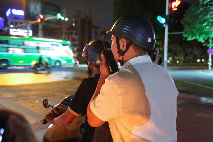 CSGT hóa trang ghi hình vi phạm.