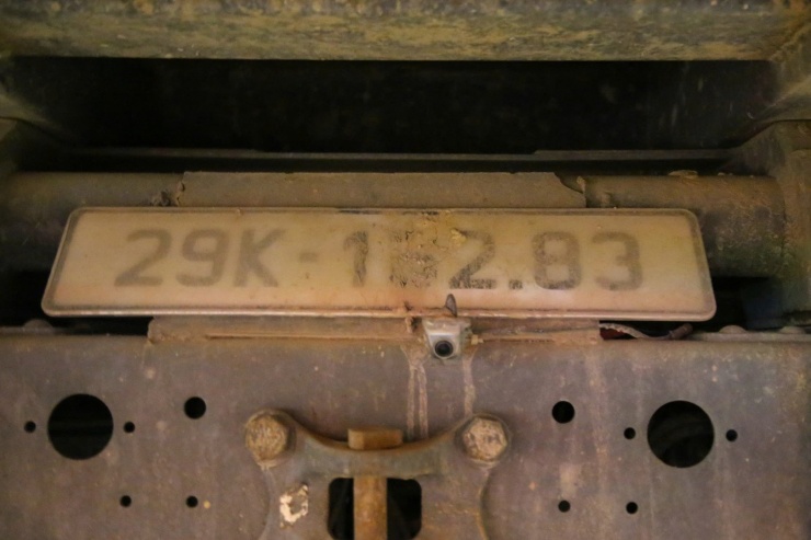 Một số phương tiện để bùn đất che lấp biển số.