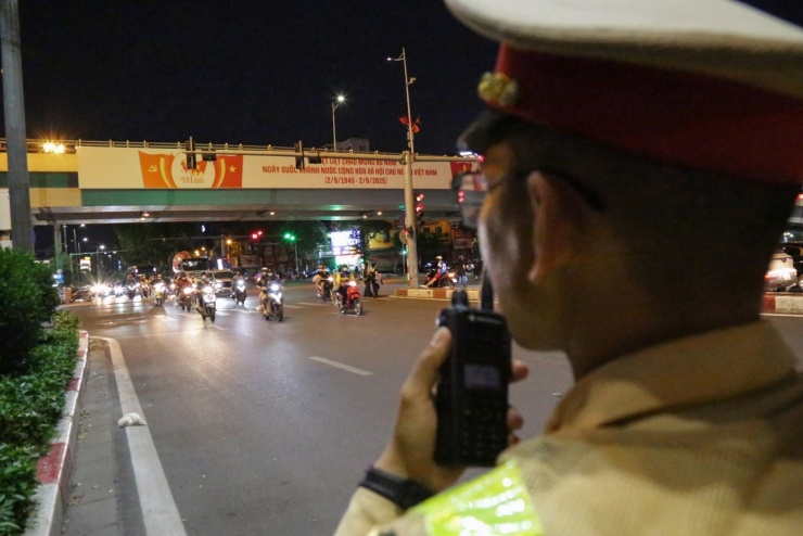 Tổ công tác công khai dừng phương tiện kiểm tra.
