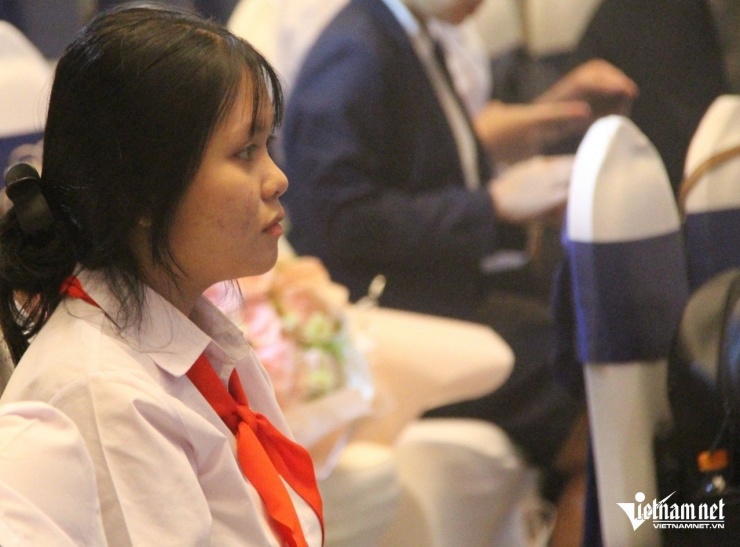 Phương trong lần đến nhận học bổng. Ảnh: Hà Nguyễn